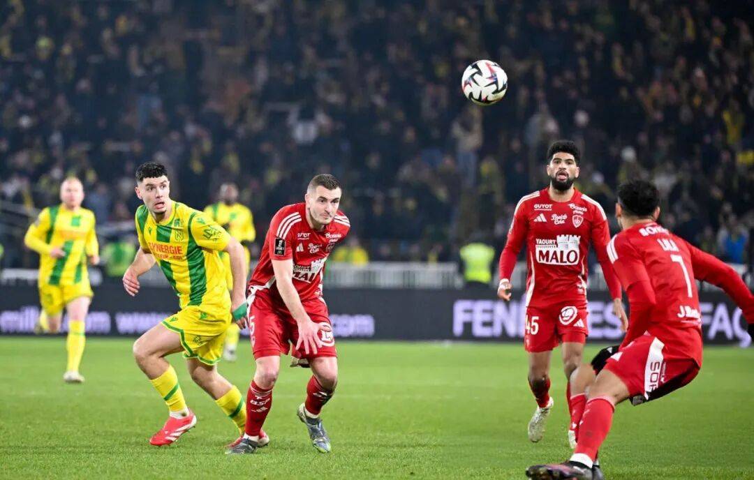 里尔迎法甲关键赛；关键时刻回应争议；悬念犹存；训练强度明显提升的简单介绍